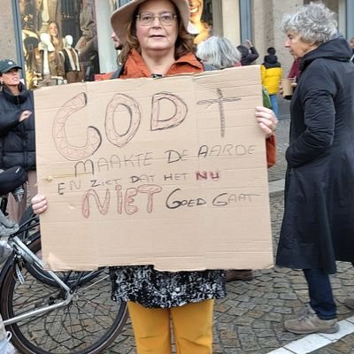 Klimaatactivist en nee ik vlieg niet naar mijn vakantiebestemming. Ik ga op fietsvakantie in Nederland.
Dierenliefhebber, ik haat slachthuizen. 
Veganist.