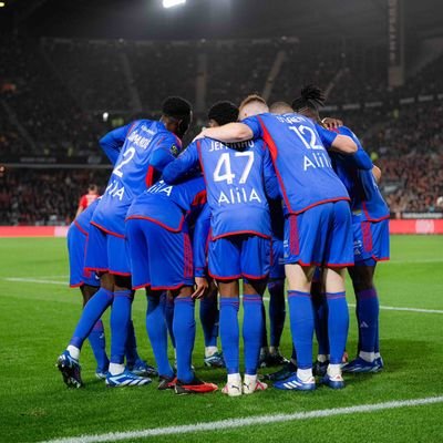 Bienvenidos a un cuenta chilena que sigue y habla de un bello equipo,de vez en cuándo comenta cosas de la Ligue 1.
Con el Lyon hasta la muerte y después.