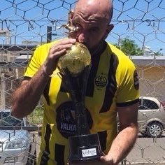 Periodista, tricampeón del mundo y messista. Coautor de Mariandina, Que lo cuenten como quieran y Los Monstruos Bicéfalos. No discuto en redes sociales.