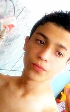 ousado , alegre e filho de Deus .. não vivo sem - familia , amigos , musicas  kk e sem aquele Futeebol marotoo .. o resto você descobre seguindo ;p