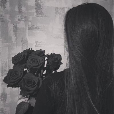 فتاة لاأب عظيم رسم الدنيا بجمال روحه واخلاقه ثم رحل عنها بصمت اللهم فااغفر له ووسع مدخله .