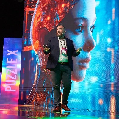 @Ikerbasque Research Professor @DIPCehu, Cofounder and CSO @MultiverseQC, #QuantumComputing ⚛ #TensorNetworks 💻 #AI🤖 #Startups 🚀 Having fun | Opinions my own