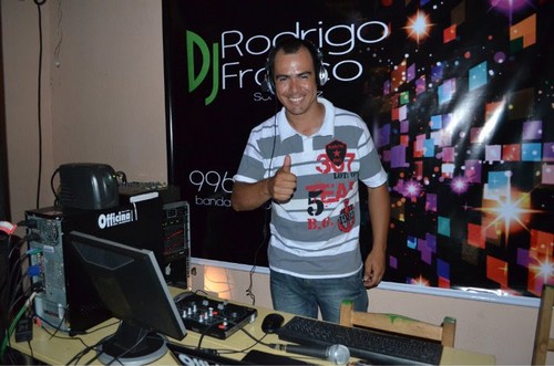 Sou locutor, apresentador, DJ e instrutor de bandas escolares