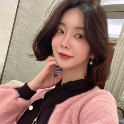 moonria569's profile picture. fashion and finance