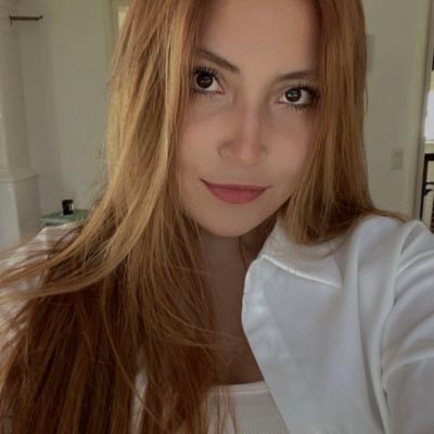moniquevb52's profile picture. 