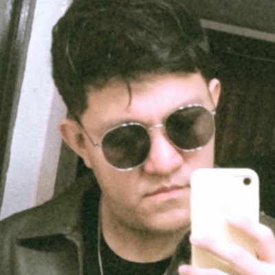 Soy Géminis, un día sé de lo que hablo y al otro no. No funciono sin alcohol, café o películas.
