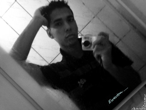 Sou uma pessoa que simplesmente enfrentaria o mundo com uma mão, se você segurasse a outra.!! Carpe Diem