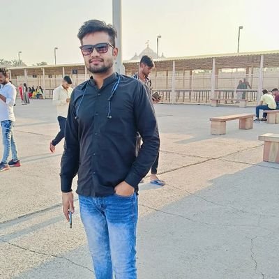 ।। सबको जगह पर लाऐंगे हम युवा है आवाज तो उठायेंगे।।