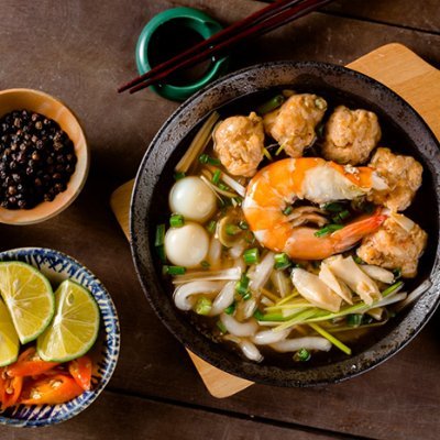 Đặc trưng của ẩm thực miền Trung là sự sáng tạo trong cách chế biến và sử dụng gia vị, tạo nên những món ăn ngon và hấp dẫn.