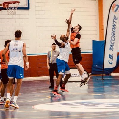 Jugador de baloncesto en Guimar Santa Cruz 🏀