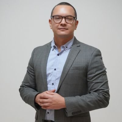Ciudadano Venezolano.
Médico Psiquiatra.
Profesor de Ética Médica en L.U.Z.
Mateo 5:14-16.
Humano en evolución.