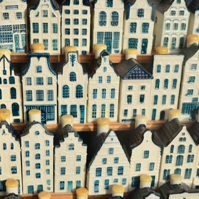 アムステルダム暮らし🇳🇱元旅行業の旅マニア。月1くらいでヨーロッパを飛び回り、街角写真を投稿📷カフェ、マイル修行や飛行機ネタも✈️オランダの日常や旅のTipsをゆるく発信中。推しの国は🇲🇹🇨🇿!お気軽にフォローどうぞ😊