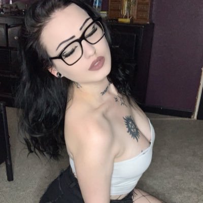 🔞 I’m the goth girl of your dreams and fantasies 😉 I’m also content creator and onlyfans vet ! kink friendly and do custom content!! OF: jordan0420