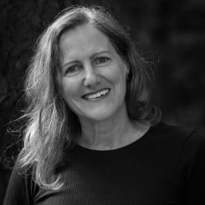 Elizabeth Smyth lives and writes in the Australian wet tropics. Her work is published in Meanjin, JASAL, TEXT, and Tropical Writers anthologies