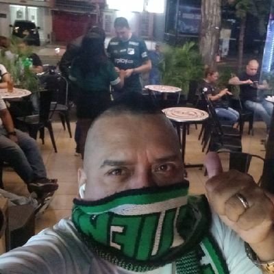 una persona alegre,estrovertido que ama la vida y al glorioso DEPORTIVO CALI , y muy feliz.