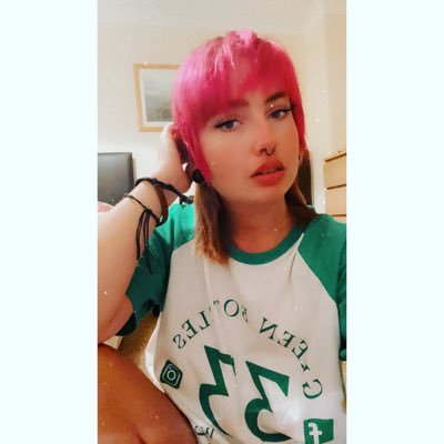 Twentysomething, Heavy metal enthusiast 🤘, Festivals & Kitty cats 🐱 💕