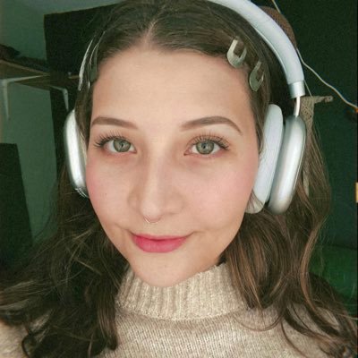 daniellapdf's profile picture. designer person | she/her