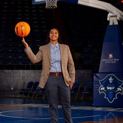 Associate Head Women's Basketball Coach for the University of New Orleans 🏀 @PrivateersWBB 2021 WBCA Thirty under 30 Honoree