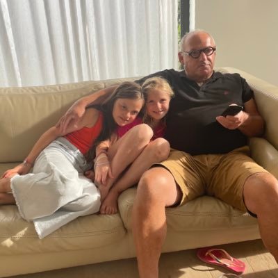 emjsegal's profile picture. Vlaming en levensgenieter. Gezonde interesse in kunst, jazz en politiek . Hobbykok. Af en toe tegendraads. Respect voor andere meningen. La vita è bella!