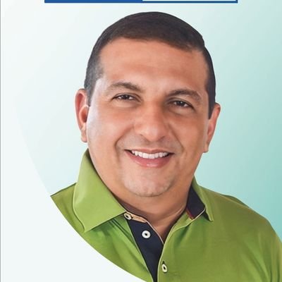 Lider político y social. Coordinador del Partido Ecologista Colombiano. Contador Público, Esp. en Educación. Especialista en Gobierno y Gestión Pública.