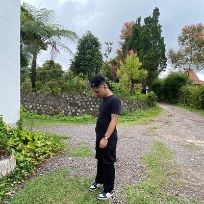 rubenmvllny's profile picture. hobby bernafas, suka makan gasuka sesama jenis