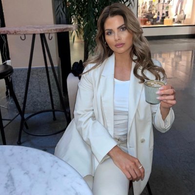 maris_068's profile picture. Don't try to be a success, try to be a worthwhile person. — Einstein #travelling#wine#Diversified investment#Shopping#golf🇺🇸🇸🇪