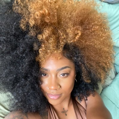 curlybeviie Profile Picture