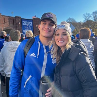 Mama to @drakebulldogsfb  Linebacker @C_Aguilar2023 and @usairforce mom God ✝️ Country 🇺🇸 and Football 🏈