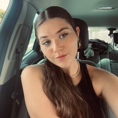 bea_poyo's profile picture. Mentes simples no entienden lo sublime