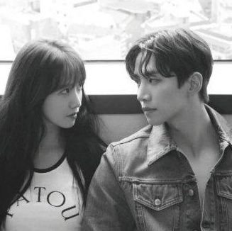 I'm here just to know what people are talking about JunHo and YoonA.💛🩷
🇧🇷