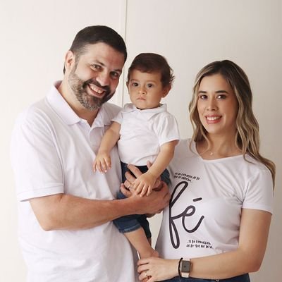 Mi familia lo 1ro.
Papá de Emmanuel
Productor de TV
Cerrista de corazón
Fanático de los deportes
Mis amigos son muy importantes en mi vida
Cervecero
CACHETE!!!