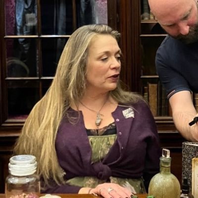 Botanica Fabula~artist~writer~storyteller 💫🌿herbal storytelling workshops+performance🌱Time Traveller’s Herbal pub @DandCBooks 2023 #timestravellersapothecary