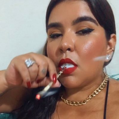 hailacmartins's profile picture. artista, endividada e sexóloga de mesa de bar