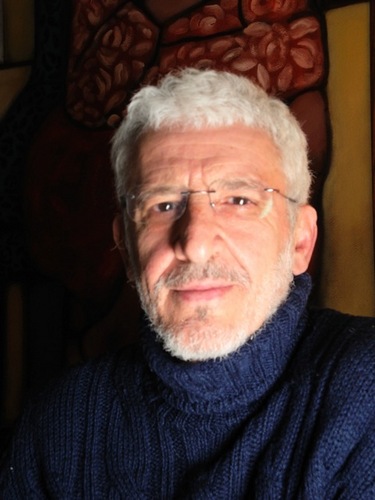 Ciao a tutti,
mi chiamo Gaetano, sono nato ad Eboli (Sa), vivo a bologna da circa 17 anni sono sposato felicemente. Svolgo la libera professione di psicologo.