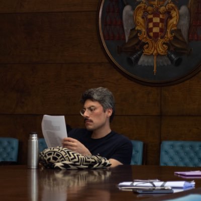 Ciencia Política (UCM) y Filosofía de la Historia (UAM). Escribiendo una tesis sobre Ratzinger y la teología política. Convencido de que la patria es la lengua.