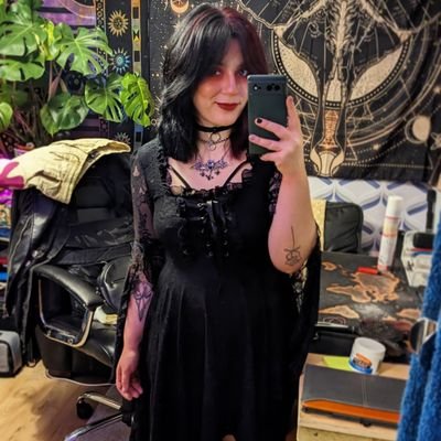 🇵🇸CEASEFIRE NOW 🇵🇸
A.J.Cossey She/They 🩷💜💙
Fiction Editor for 🔮 @DivinationsMag 🔮 
Hungry Writer, Admin Wizard, Hauntingly Hot Bat Lady 🦇