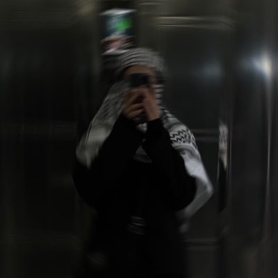 أنا المخلوقُ من حُبٍ ومن شعرٍ وطينِ