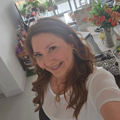 Abogada. Especialista en Gestion Ambiental y Auditoria Ambiental. Maestría en Derecho Civil y Procesal Civil. Magíster en Gestión Pública y Gobernabilidad.