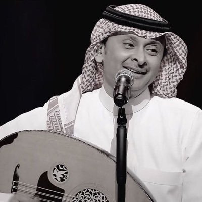 مرحبًا، أعرفك بنفسي أنا الشخص الذي ستغادره بعد قليل لتعود إليه في الغد وتجده غريبًا مرة أخرى🖤.