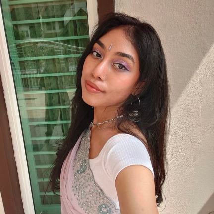 teatinbaee's profile picture. uni sir led me here, Twitter fam made me stay