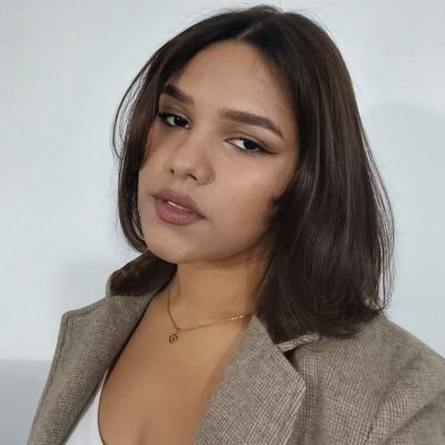 ElianaAlreves's profile picture. Hablando al derecho y a veces al revés | Comunicación social 9/10