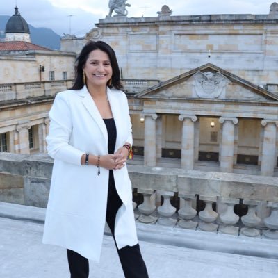 Cuenta NO OFICIAL de la senadora Paola Holguín - Senadora de la República
