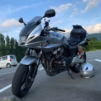 バイク歴4年のビギナーライダーです。お金が全然ないですけど頑張って大型二輪免許取って大型買うぞー