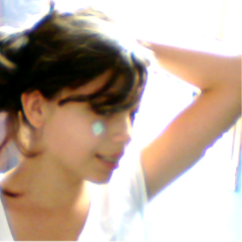 sou feliz pelo fato de todos os dias poder acordar e saber que a minha felicidade  continua bem perto de mim (minha família , meus amigos e o tt)
