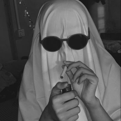 _smokinghost's profile picture. 🌐 트위터 잘 안 들어와요…