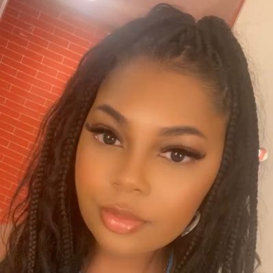 RoyaleHighness2's profile picture. Reporter 📰 #SIUC Alumna (Personal Page)