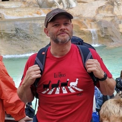 Alex24Solis's profile picture. Entre conciertos, pelis y libros 🎵 🎬 📚