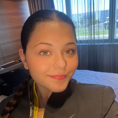 IG: vickymontani
Tetas pequeñas pero gran corazón.
Casada con los dramas románticos.
Enamorada de las sonrisas.
Adicta sin cura a la música seguida de lágrimas.