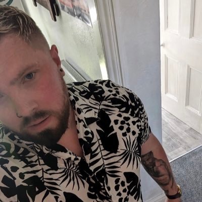 I’m Lee Carter I’m 25 I live in West Molesey Surrey in the UK …. I’m bisexual I like older men and women and a closet CD …