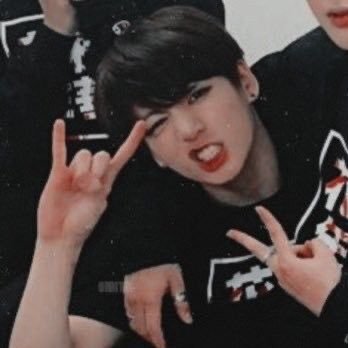 🎸 autora — às vezes falo de anime também ⠀ ⠀ ⠀ 🎤 autora de Anti-romance, Love Enemies, To Kill The Kingdom, Quando A Primeira Chegar e Love, Gukkie ☆